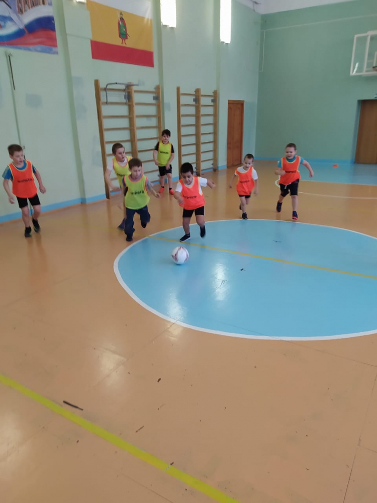 Тренировка юных футболистов в школе № 36