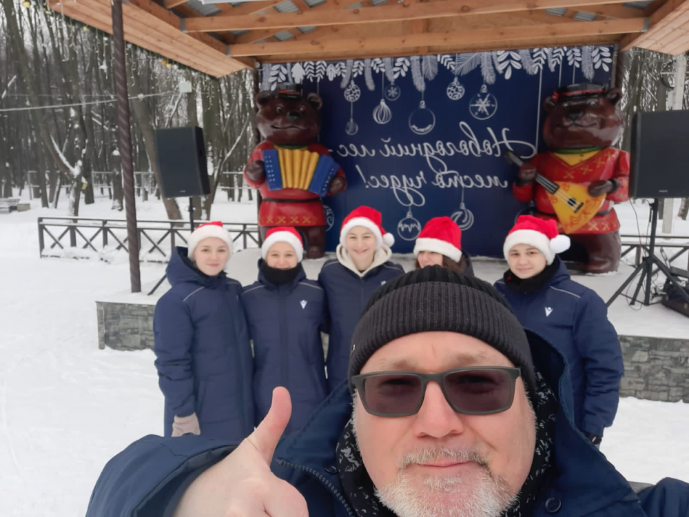 Футбольные Снегурочки и Дед Мороз на новогоднем забеге в Лесопарке